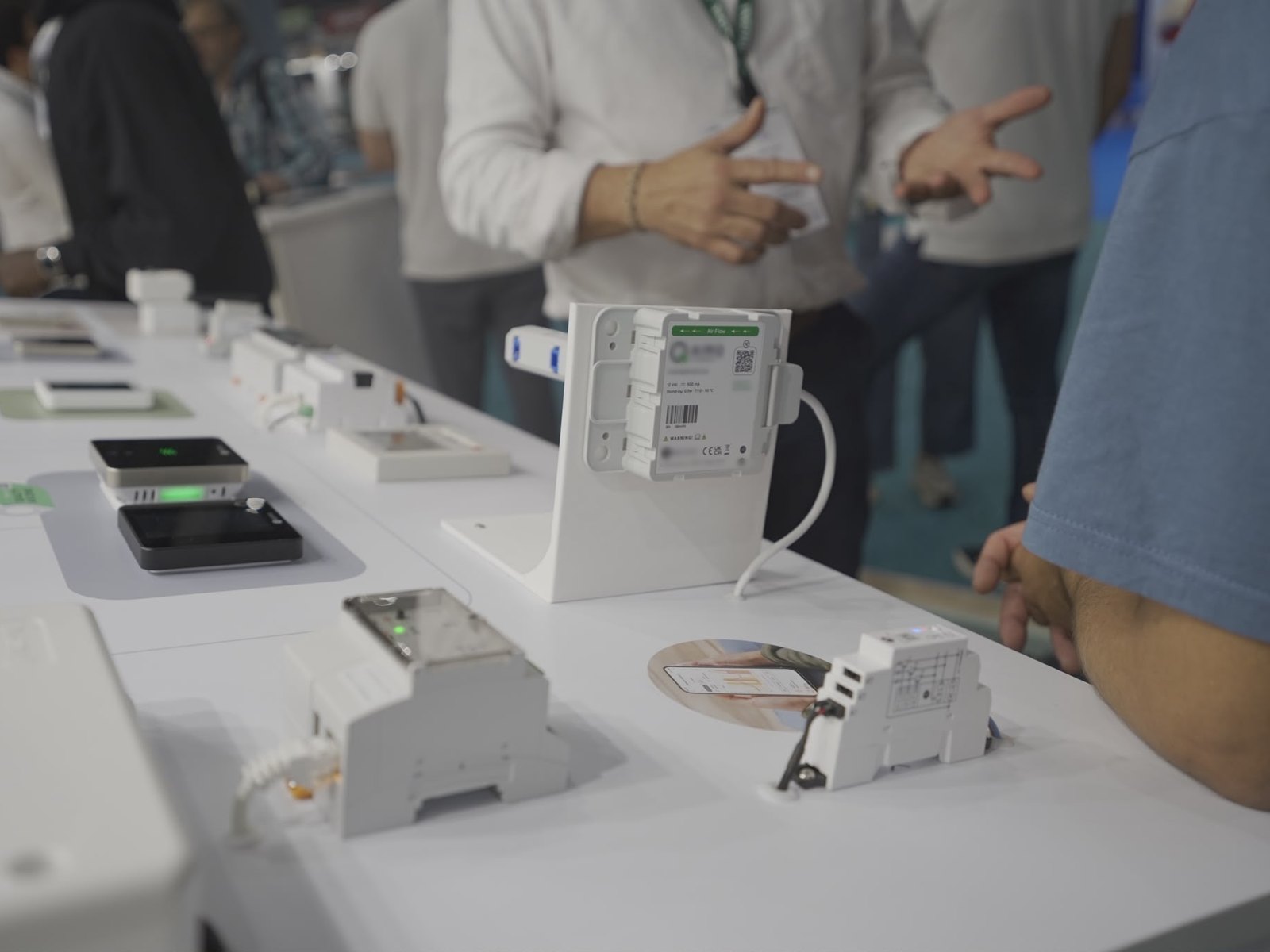 Visitantes probando los equipos de calidad del aire en la mesa de demostración