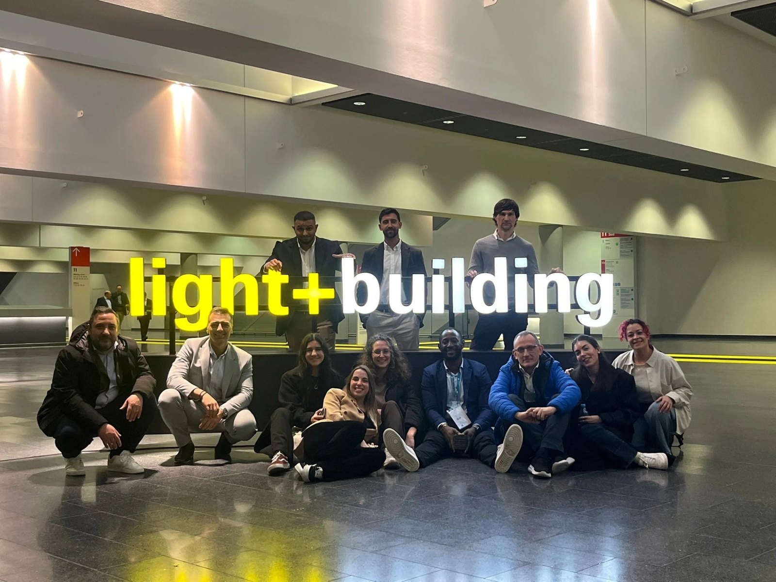 Parte del equipo posando junto al cartel de Light+Building en Frankfurt